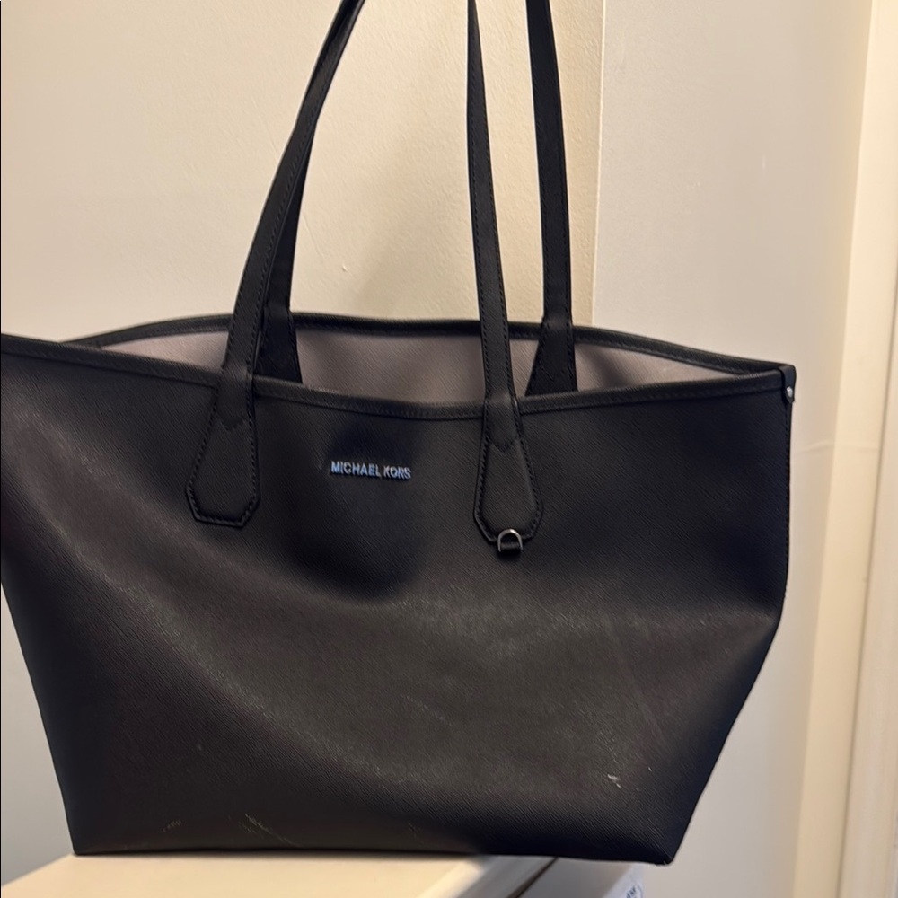 Michael Kors Black Leather Tote Sleek Design